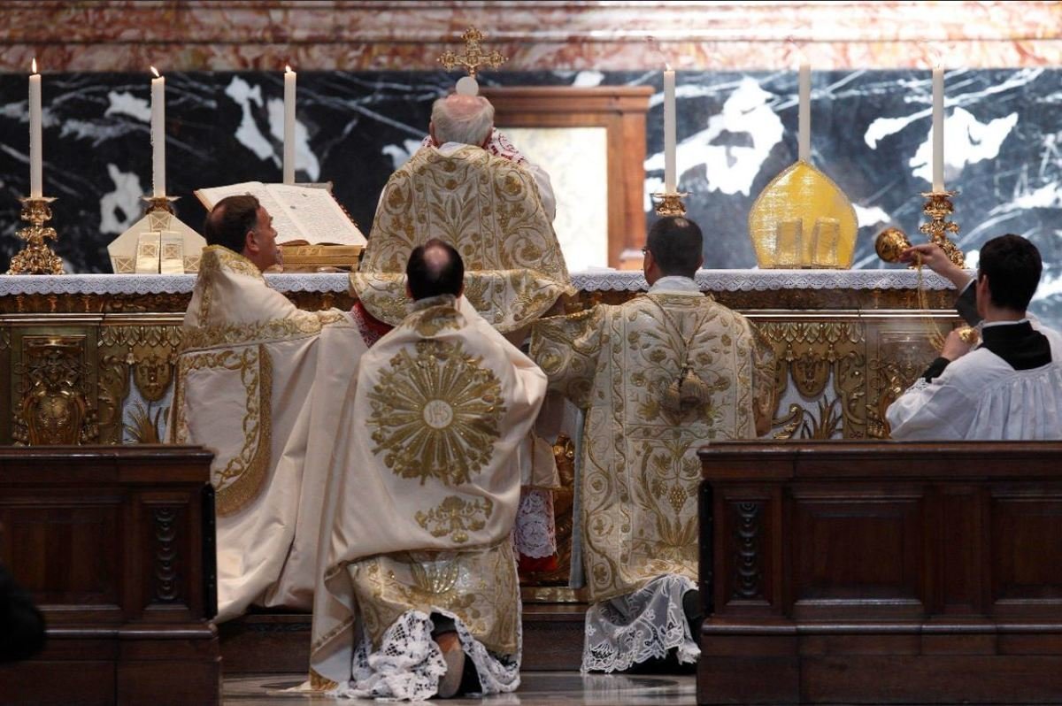 Appealing To Need For Unity Pope Restores Limits On Pre Vatican Ii