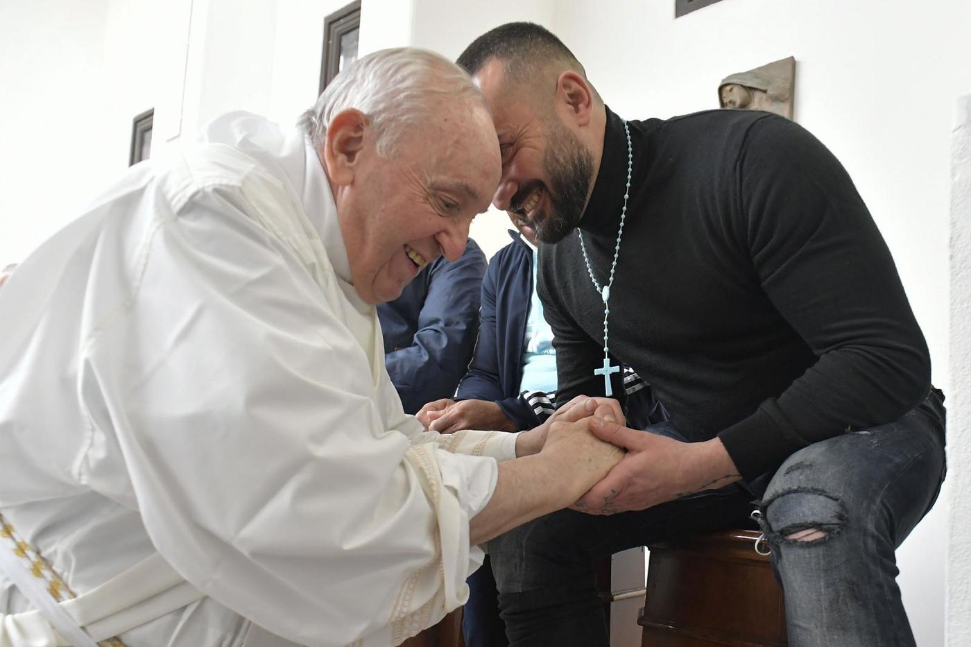 Before Washing Prisoners Feet Pope Tells Them God Always Forgives Northwest Catholic Read 