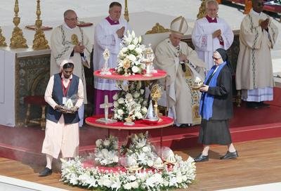 Saints’ lives prove God's love for all, pope says at canonization Mass