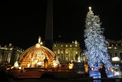 Keep the creche in Christmas, pope urges