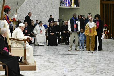 Welcoming migrants, refugees is first step toward peace, pope says
